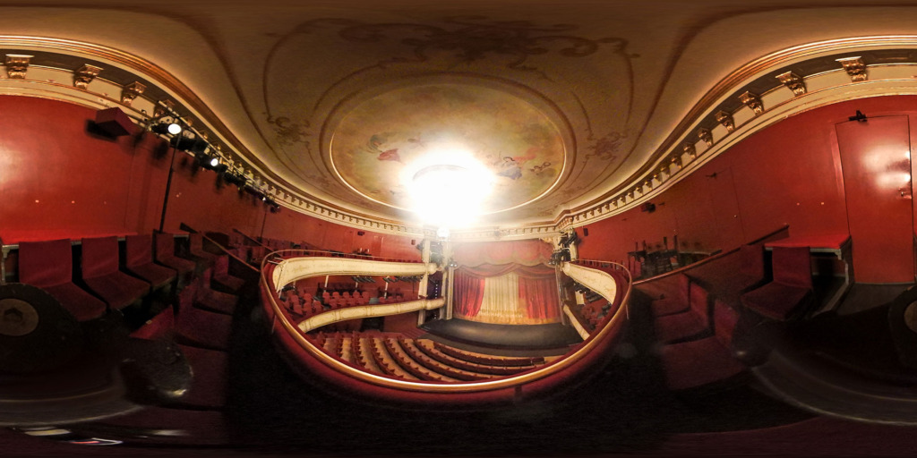 Teaterns salong fotad som 360 graders bild från andra balkongen.