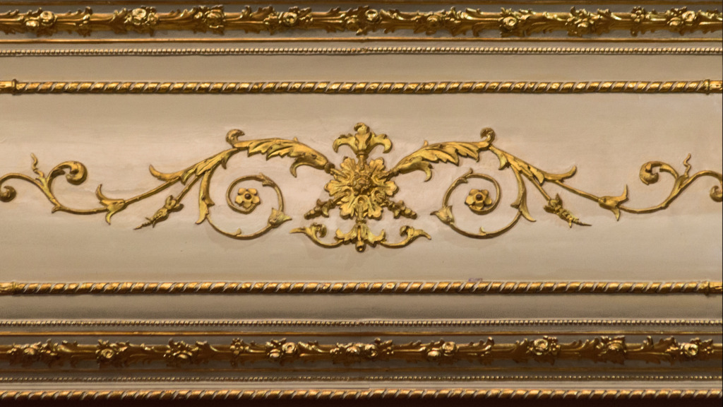 En gulddetalj från första balkongen i teaterns salong.