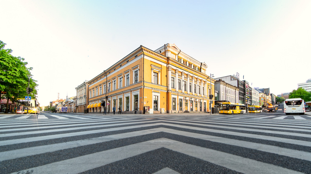 Teaterns fasad fotad i dagsljus från hörnet av Eriksgatan och Auragatan.