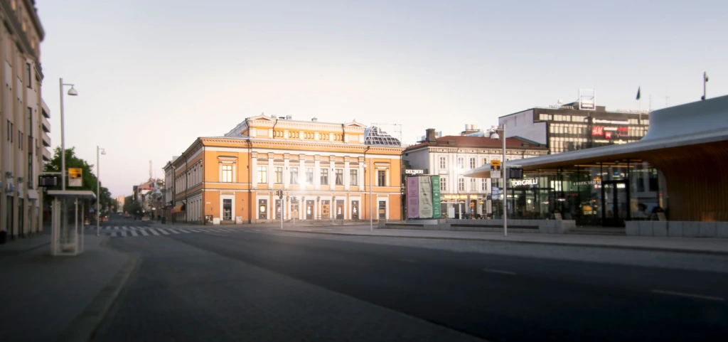 Foto av Åbo Svenska Teaters fasad taget från andra sidan Salutorget.