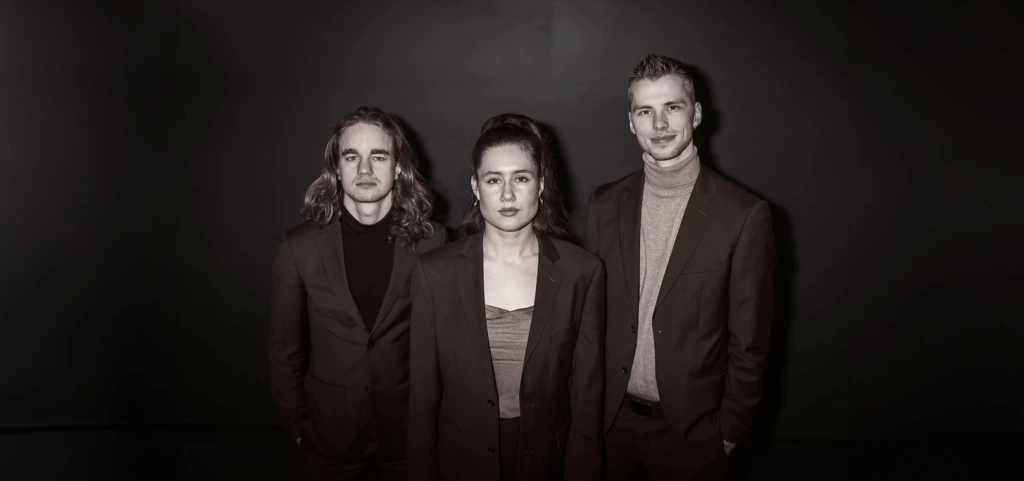 Svartvitt fotografi på medlemmarna i Maja Mannila Trio.