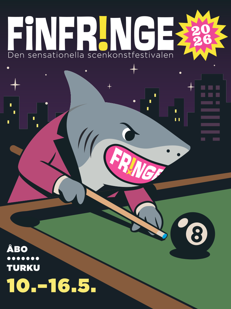 En färgstark affisch för FinFringe 2026 visar en tecknad haj i kavaj som spelar biljard mot en åttaboll. Bakom syns en stadssilhuett mot en mörklila natthimmel. Texten lyder ”FinFringe – Den sensationella scenkonstfestivalen”, samt datumen 10–16.5 i Åbo/Turku. Värikäs FinFringe 2026 -juliste esittää piirretyn hain, joka pelaa biljardia kahdeksanpalloa vastaan ja käyttää bleiseriä. Taustalla näkyy kaupunkisiluetti tummanviolettia yötaivasta vasten. Tekstinä on ”FinFringe – Den sensationella scenkonstfestivalen” sekä päivämäärät 10.–16.5. Turussa/Åbossa. A colorful poster for FinFringe 2026 features a cartoon shark in a blazer playing billiards against an eight-ball. A city skyline appears in the background against a dark purple night sky. The text reads “FinFringe – The sensational performing arts festival” along with the dates 10–16 May in Åbo/Turku.