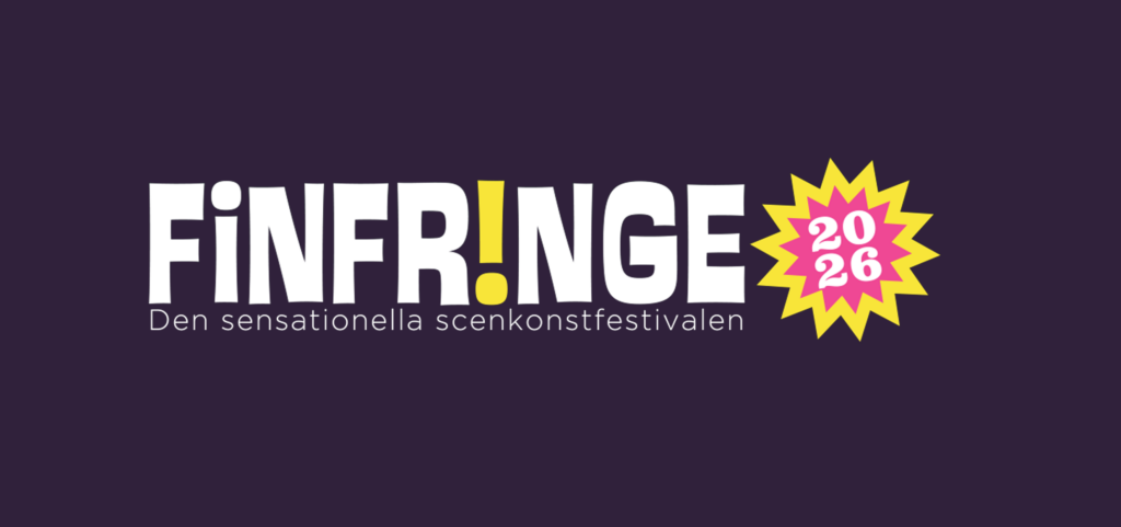 FinFringe 2026-logotypen visas mot en mörklila bakgrund. Ordet ”FinFringe” står i stora vita bokstäver med ett gult utropstecken, och en rosa-gul stjärnform innehåller årtalet 2026. Under loggan står texten ”Den sensationella scenkonstfestivalen”. FinFringe 2026 -logo tummanviolettia taustaa vasten. ”FinFringe” on suurilla valkoisilla kirjaimilla ja sisältää keltaisen huutomerkin, ja pinkin–keltaisen tähtikuvion sisällä on vuosiluku 2026. Logon alla lukee: ”Den sensationella scenkonstfestivalen”. The FinFringe 2026 logo appears against a dark purple background. The word “FinFringe” is written in large white letters with a yellow exclamation mark, and a pink-and-yellow star shape displays the year 2026. Below the logo is the tagline “The sensational performing arts festival.”