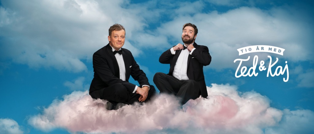Ted och Kaj sitter på ett moln iklädda frack.