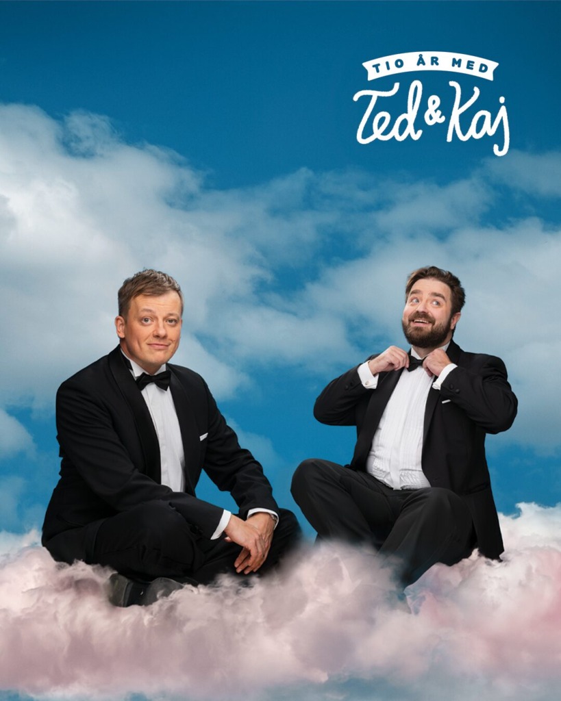 Ted och Kaj sitter på ett moln iklädda frack.