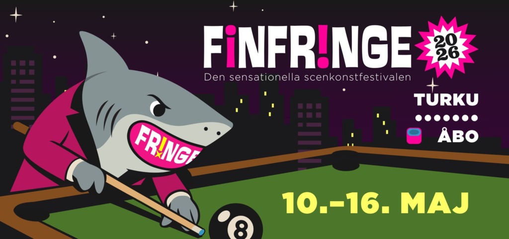 En färgstark affisch för FinFringe 2026 visar en tecknad haj i kavaj som spelar biljard mot en åttaboll. Bakom syns en stadssilhuett mot en mörklila natthimmel. Texten lyder ”FinFringe – Den sensationella scenkonstfestivalen”, samt datumen 10–16.5 i Åbo/Turku. Värikäs FinFringe 2026 -juliste esittää piirretyn hain, joka pelaa biljardia kahdeksanpalloa vastaan ja käyttää bleiseriä. Taustalla näkyy kaupunkisiluetti tummanviolettia yötaivasta vasten. Tekstinä on ”FinFringe – Den sensationella scenkonstfestivalen” sekä päivämäärät 10.–16.5. Turussa/Åbossa. A colorful poster for FinFringe 2026 features a cartoon shark in a blazer playing billiards against an eight-ball. A city skyline appears in the background against a dark purple night sky. The text reads “FinFringe – The sensational performing arts festival” along with the dates 10–16 May in Åbo/Turku.