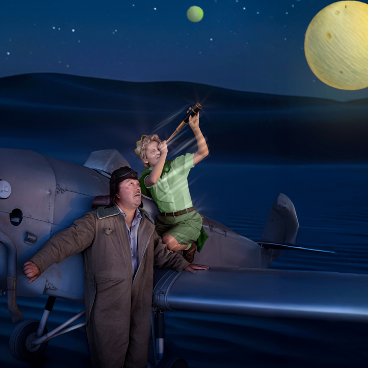 En man i flygarjacka står lutad mot ett flygplan under en stjärnklar natt. Bredvid honom sitter en ung pojke i gröna kläder, Den lille prinsen, som håller ett teleskop riktat mot himlen. Bakom dem syns två planeter lysa i mörkret. Reklambild för pjäsen Den lille prinsen. Mies lentäjän takissa nojaa lentokoneeseen tähtikirkkaana yönä. Hänen vieressään istuu vihreäpukuinen poika, Pikku prinssi, joka katsoo taivaalle kaukoputkella. Taustalla näkyy kaksi kirkkaasti loistavaa planeettaa. Mainoskuva näytelmästä Pikku prinssi. A man in a pilot’s jacket leans against an airplane under a starry night sky. Beside him sits a young boy in green clothes, the Little Prince, holding a telescope toward the sky. Two glowing planets shine in the background. Promotional image for the play The Little Prince.