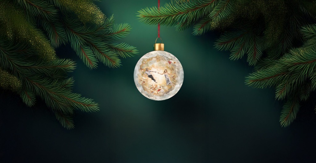 Ett runt julgransornament i glas med en drömlik scen där ett par håller varandra i händerna och dansar bland ljusa moln och svävande figurer. Pyöreä lasinen joulukuusikoriste, jossa on unenomaisen kaunis kohtaus: pari pitää toisiaan käsistä ja tanssii vaaleiden pilvien ja leijuvien hahmojen keskellä. A round glass Christmas ornament featuring a dreamlike scene of a couple holding hands and dancing among bright clouds and floating figures.