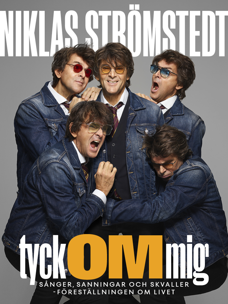 Ett humoristiskt montage med flera versioner av artisten Niklas Strömstedt i jeansjacka och färgade glasögon, tätt samlade i en lekfull pose framför texten ”Niklas Strömstedt – tyck OM mig. Sånger, sanningar och skvaller – föreställningen om livet”. Humoristinen kuva, jossa useita versioita artisti Niklas Strömstedtistä farkkutakissa ja värillisissä silmälaseissa poseeraa lähekkäin tekstin ”Niklas Strömstedt – tyck OM mig. Lauluja, totuuksia ja juoruja – esitys elämästä” edessä. A humorous montage featuring multiple versions of artist Niklas Strömstedt in denim jackets and tinted glasses, gathered closely in a playful pose in front of the text “Niklas Strömstedt – tyck OM mig. Songs, truths and gossip – a show about life.”