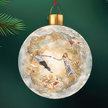 Ett runt julgransornament i glas med en drömlik scen där ett par håller varandra i händerna och dansar bland ljusa moln och svävande figurer.
Pyöreä lasinen joulukuusikoriste, jossa on unenomaisen kaunis kohtaus: pari pitää toisiaan käsistä ja tanssii vaaleiden pilvien ja leijuvien hahmojen keskellä.
A round glass Christmas ornament featuring a dreamlike scene of a couple holding hands and dancing among bright clouds and floating figures.