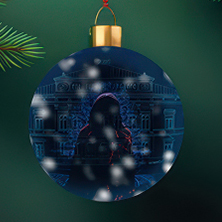 Ett runt julgransornament i glas med en mörk, stämningsfull scen där en person i huva står som siluett framför Åbo Svenska Teater i blått ljus och fallande snö.
Pyöreä lasinen joulukuusikoriste, jossa on tumma ja tunnelmallinen kohtaus: huppupäinen hahmo seisoo siluettina Åbo Svenska Teaternin edessä sinisessä valossa ja lumisateessa.
A round glass Christmas ornament featuring a dark, atmospheric scene of a hooded figure standing as a silhouette before Åbo Svenska Teater, illuminated in blue with falling snow.