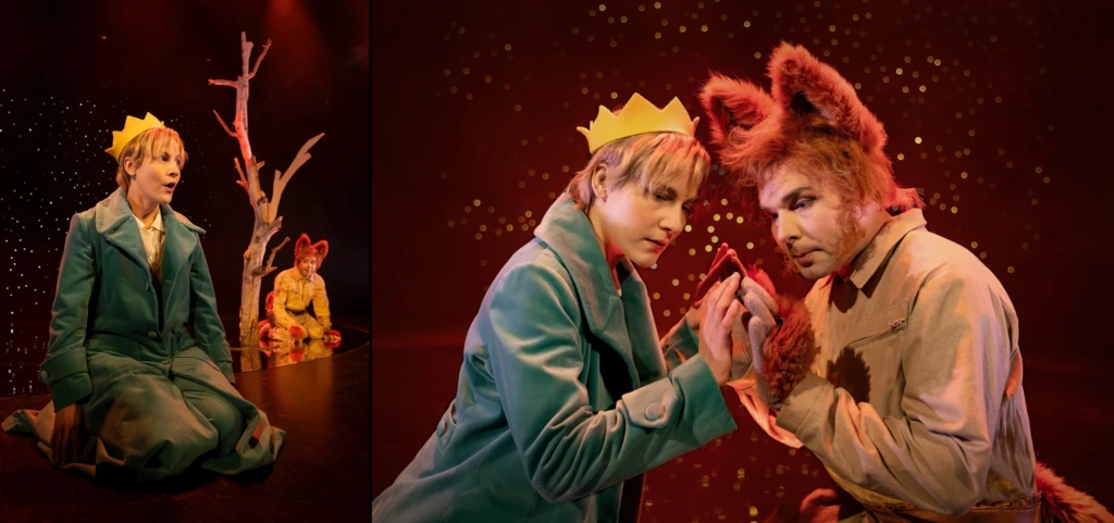 Två scener ur föreställningen: den lille prinsen sitter på knä nära ett naket träd medan räven syns i bakgrunden, och i nästa scen möts prinsen och räven nära varandra med händerna mot varandra. Kaksi kohtausta esityksestä: pikku prinssi polvistuu paljaan puun lähellä ketun näkyessä taustalla, ja seuraavassa kohtauksessa prinssi ja kettu kohtaavat lähekkäin kädet vastakkain. Two scenes from the performance: the Little Prince kneels near a bare tree with the fox in the background, and in the next scene the prince and the fox meet closely with their hands facing each other.