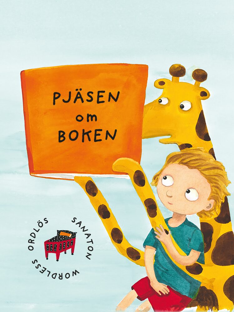 En illustrerad pojke lutar sig mot en giraff som håller upp en stor orange bok med texten “Pjäsen om boken”. Nedtill syns en Ordlös Wordless Sanaton -logotyp mot en ljus bakgrund. Kuvitettu poika nojaa kirahviin, joka pitää ylhäällä suurta oranssia kirjaa, jossa lukee “Pjäsen om boken”. Alhaalla näkyy Ordlös Wordless Sanaton -logo vaaleaa taustaa vasten. An illustrated boy leans against a giraffe holding up a large orange book with the text “Pjäsen om boken”. At the bottom, the Ordlös Wordless Sanaton logo appears against a light background.