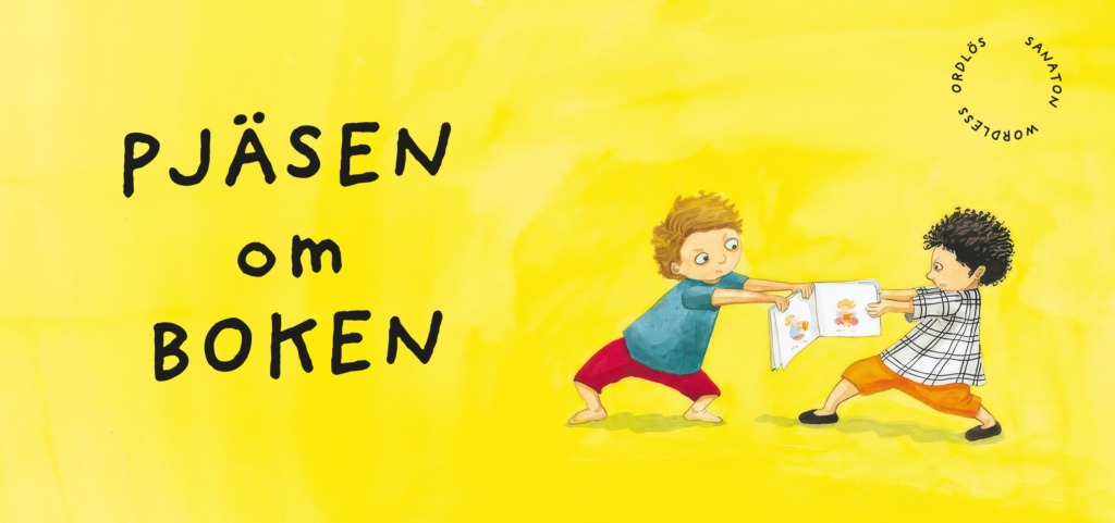 Två illustrerade barn drar i varsin sida av en öppen bok mot en starkt gul bakgrund. Texten “Pjäsen om boken” står stort till vänster, och Ordlös Wordless Sanatons logotyp syns uppe till höger. Kaksi kuvitettua lasta vetää avoimen kirjan eri puolista kirkkaan keltaista taustaa vasten. Teksti “Pjäsen om boken” on suurena vasemmalla, ja Ordlös Wordless Sanaton -logo näkyy oikeassa yläkulmassa. Two illustrated children pull on opposite sides of an open book against a bright yellow background. The text “Pjäsen om boken” appears large on the left, and the Ordlös Wordless Sanaton logo is in the top right corner.