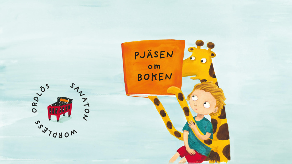 En illustrerad pojke sitter framför en vänlig giraff som håller upp en stor orange bok med texten “Pjäsen om boken”. Till vänster syns Ordlös Wordless Sanatons logotyp mot en ljus bakgrund. Kuvitettu poika istuu ystävällisen kirahvin edessä, joka pitää ylhäällä suurta oranssia kirjaa, jossa lukee “Pjäsen om boken”. Vasemmalla näkyy Ordlös Wordless Sanaton -logo vaaleaa taustaa vasten. An illustrated boy sits in front of a friendly giraffe holding up a large orange book with the text “Pjäsen om boken”. On the left, the Ordlös Wordless Sanaton logo appears against a light background.