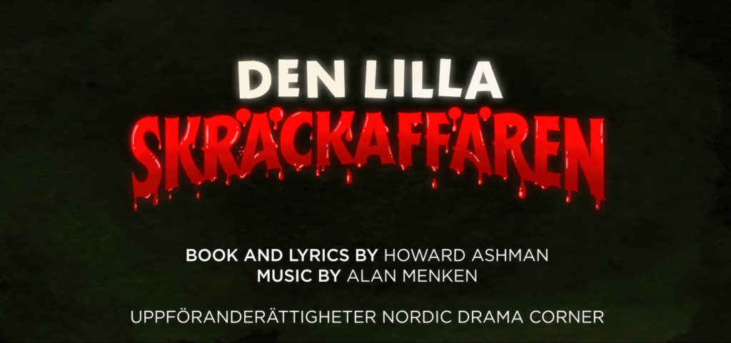 Logotyp med texten ”Den lilla skräckaffären”, där ordet ”skräckaffären” är skrivet i droppande blodröd text mot svart bakgrund. Logo, jossa lukee “Den lilla skräckaffären”. Sana “skräckaffären” on kirjoitettu veripunan värisellä, valuvaa verta muistuttavalla typografialla mustaa taustaa vasten. Logo featuring the title “Den lilla skräckaffären”, with the word “skräckaffären” in blood-red dripping text against a black background.