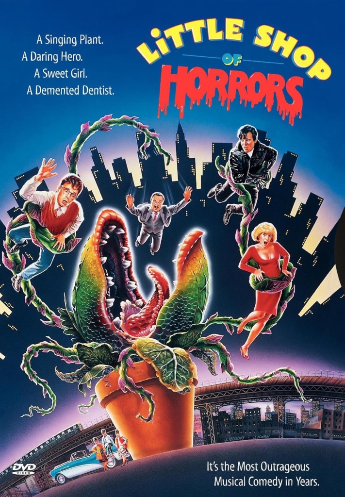 Filmaffisch för musikalkomedin ”Little Shop of Horrors” med en jättelik köttätande växt i kruka som jagar människor mot en stadssiluett på natthimlen. Musikaalikomedian ”Little Shop of Horrors” -elokuvajuliste, jossa valtava lihansyöjäkasvi ruukussa jahtaa ihmisiä kaupungin siluetin edessä yötaivasta vasten. Movie poster for the musical comedy “Little Shop of Horrors,” featuring a giant carnivorous potted plant chasing people against a nighttime city skyline.